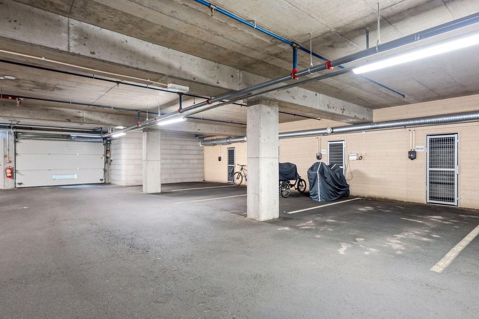 Garasjeplass med lading. Bod bak plassen. Lading betales selv via Elaway. Galleribilde