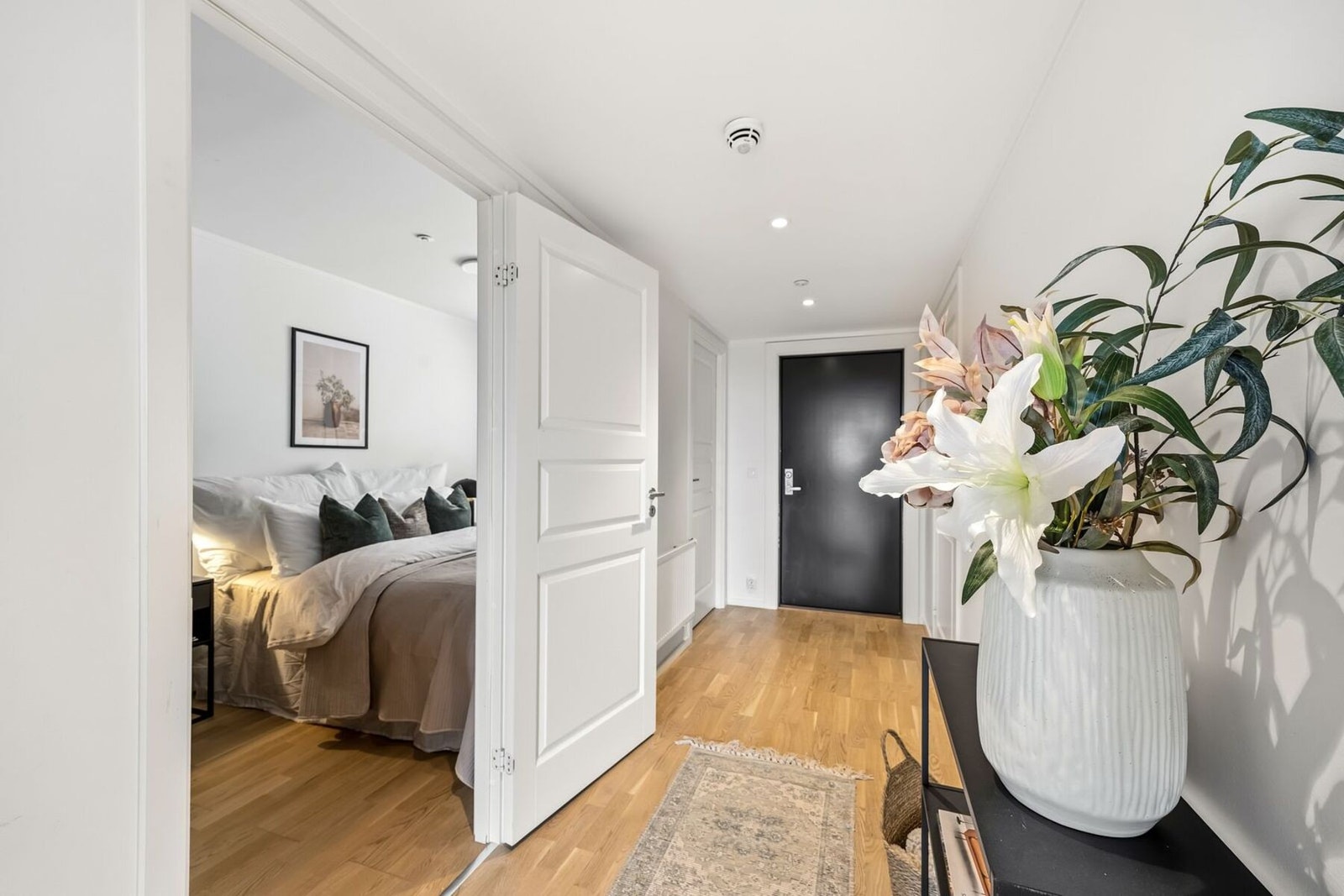 Velkommen inn! Entréen er lys og innbydende, og gir umiddelbart et godt førsteinntrykk. Her er det god plass til garderobeløsning, og eventuelt sittebenk eller skoskap. Galleribilde