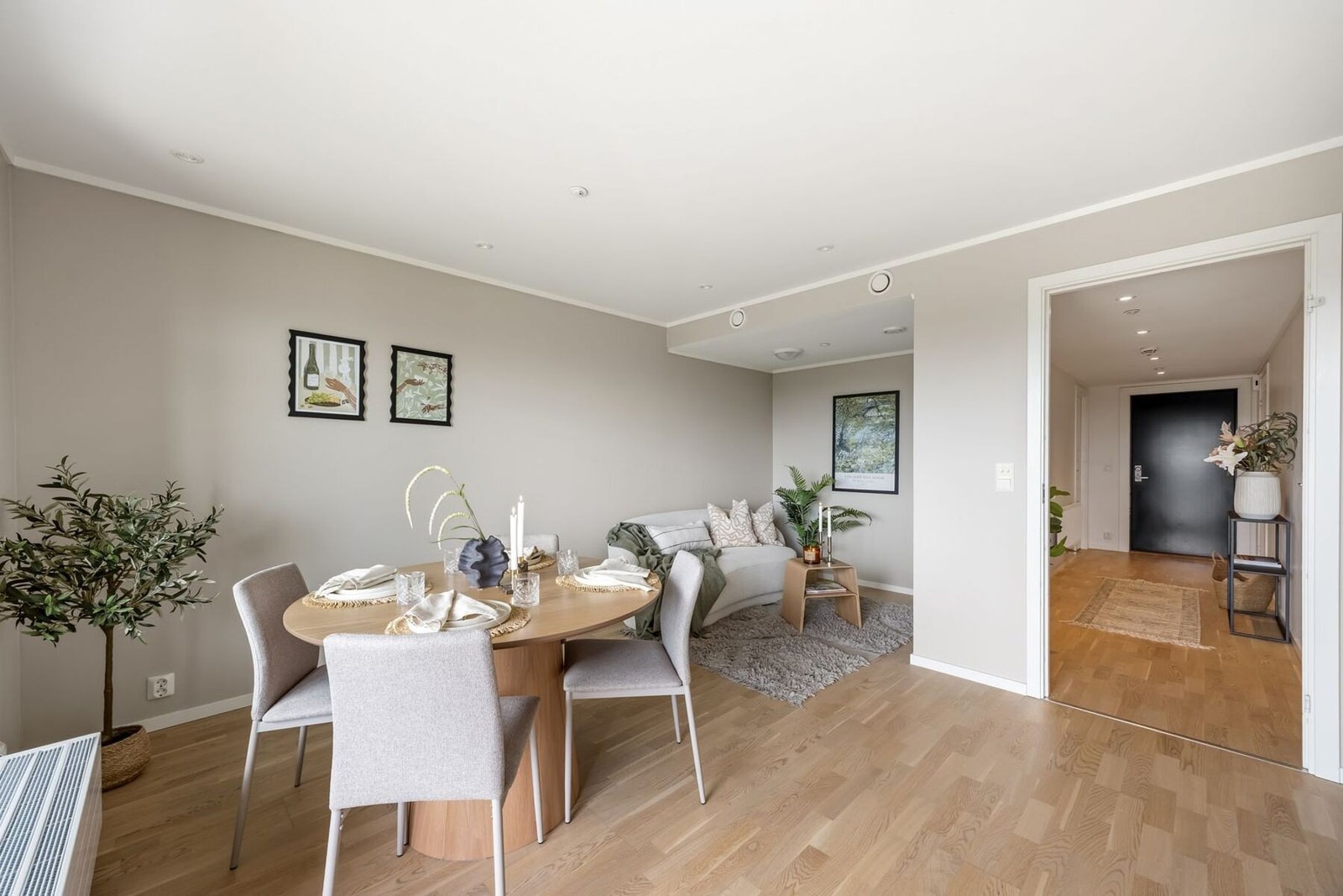 Stuen har god plass til både sofagruppe, TV-løsning og spisebord, og byr på fleksible møbleringsmuligheter. Galleribilde