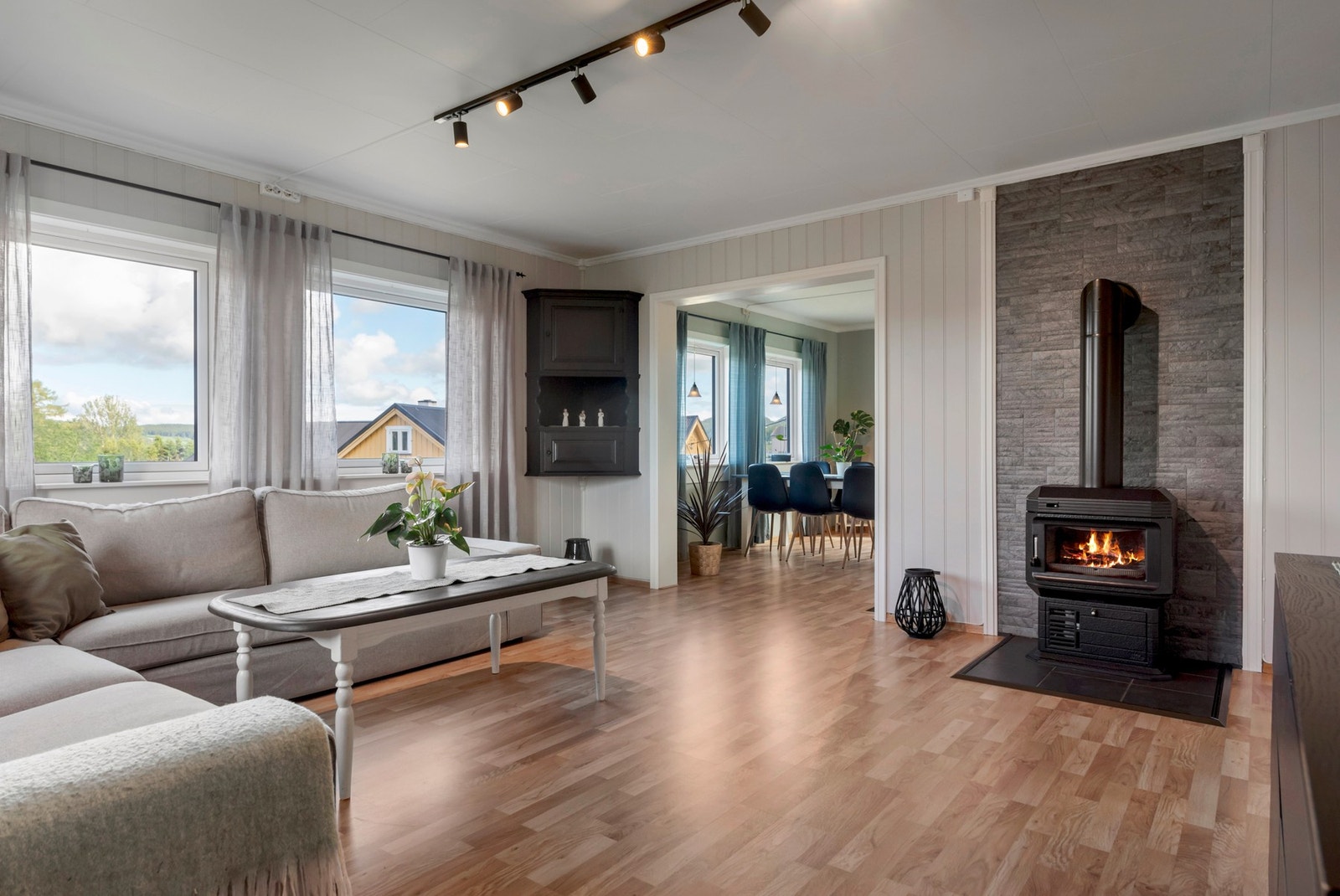 Stue med videre tilgang til spisestue. Galleribilde