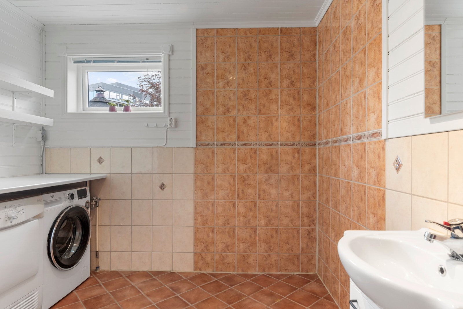 Romslig bad på 7,5m² med opplegg for vaskemaskin og evt tørketrommel. Galleribilde