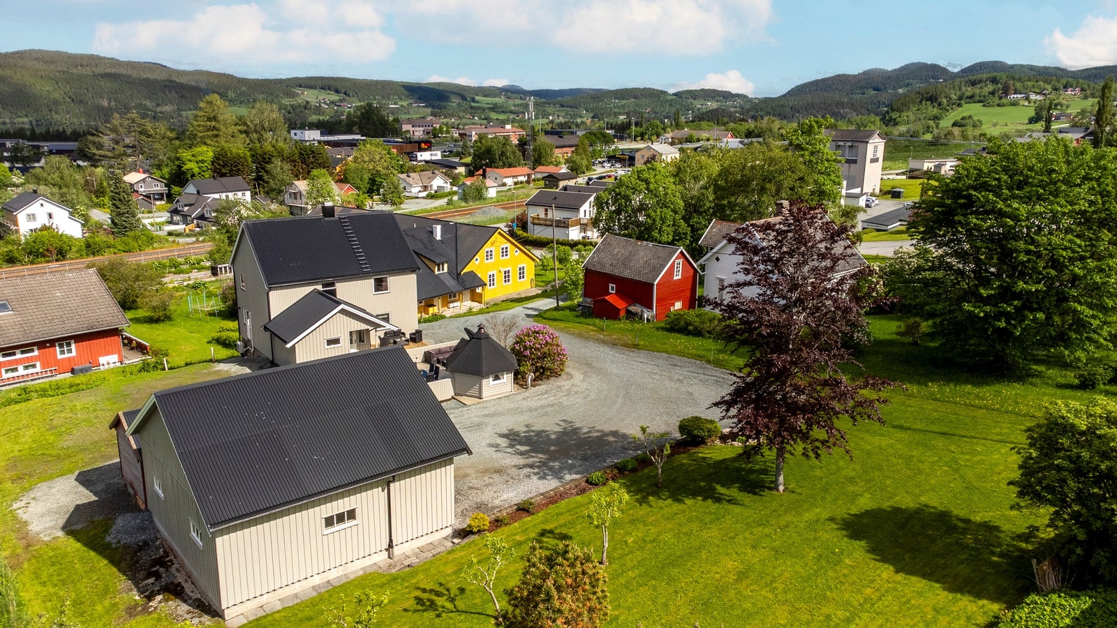 Romslig tomt midt i sentrum av Åsen. Galleribilde