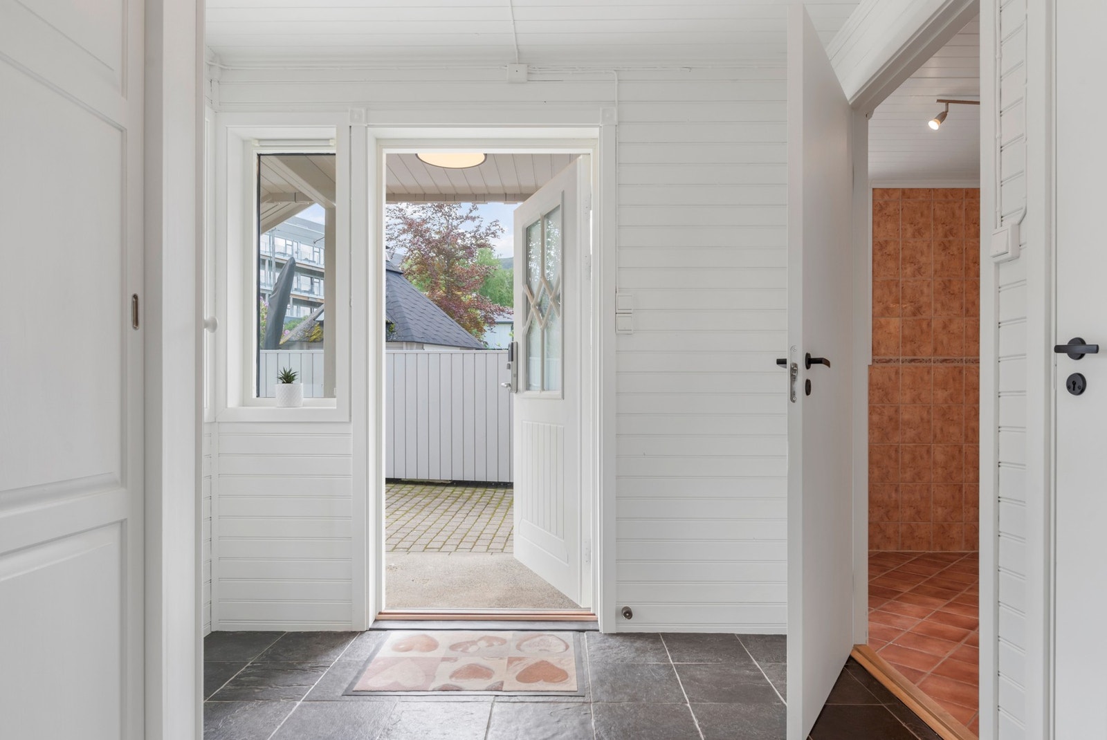 Lys og romslig entrè/hall. Galleribilde