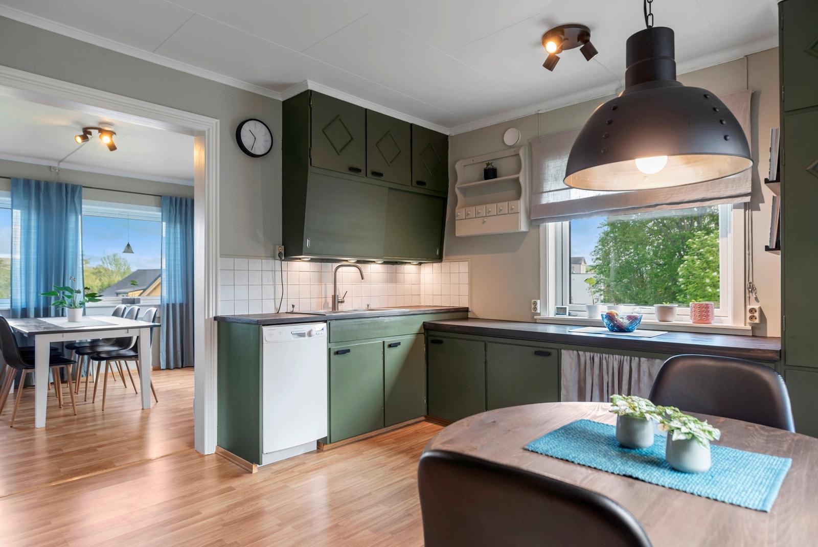 På kjøkken er det også plass for et lite spisebord. Galleribilde