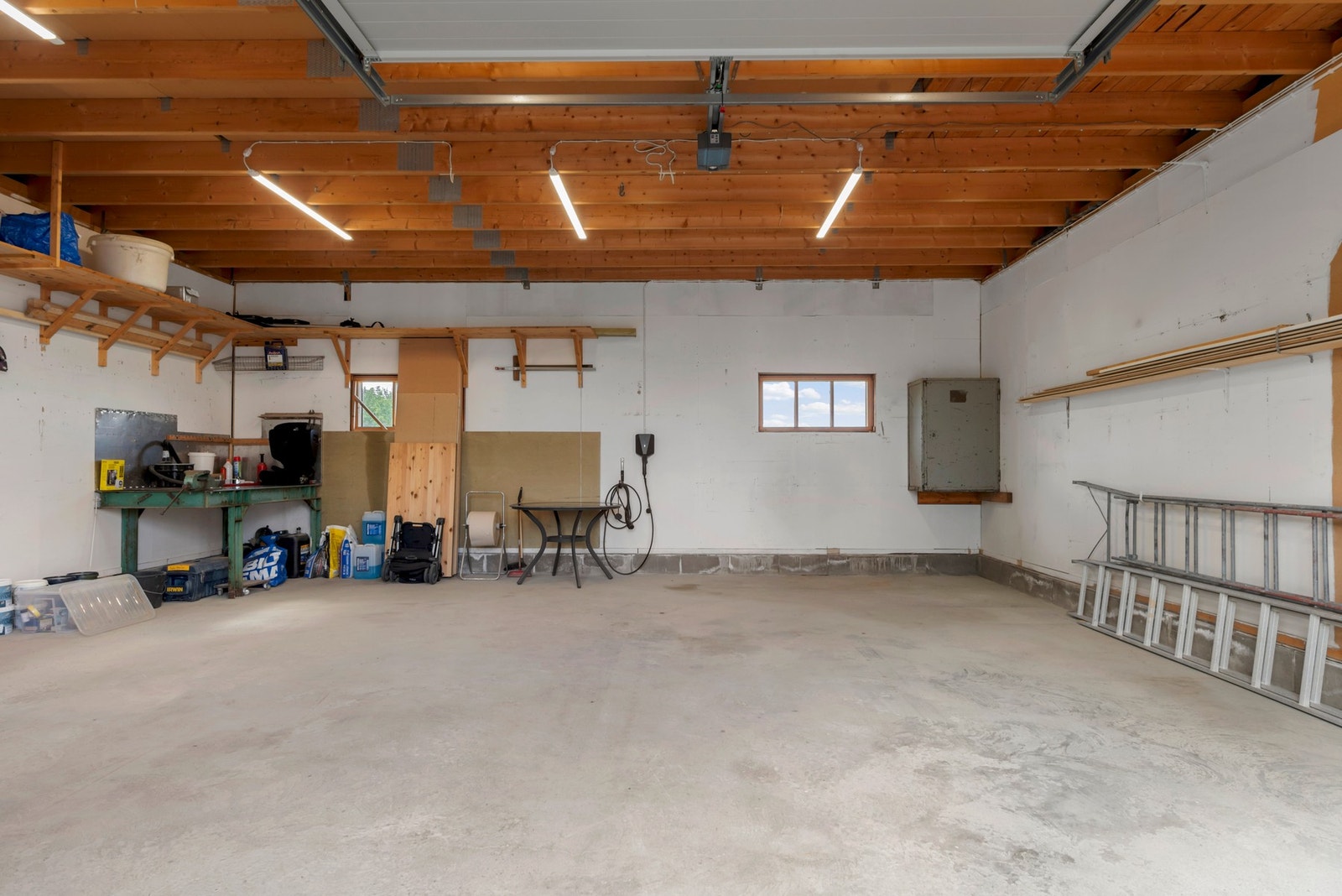 Romslig dobbelgarasje med svært god plass for lagring. I tillegg har man loft med god takhøyde. Galleribilde
