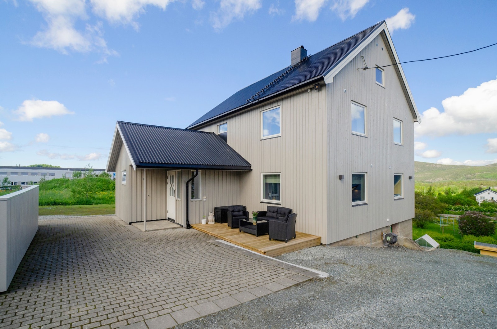 Steinbelagt uteplass. Galleribilde