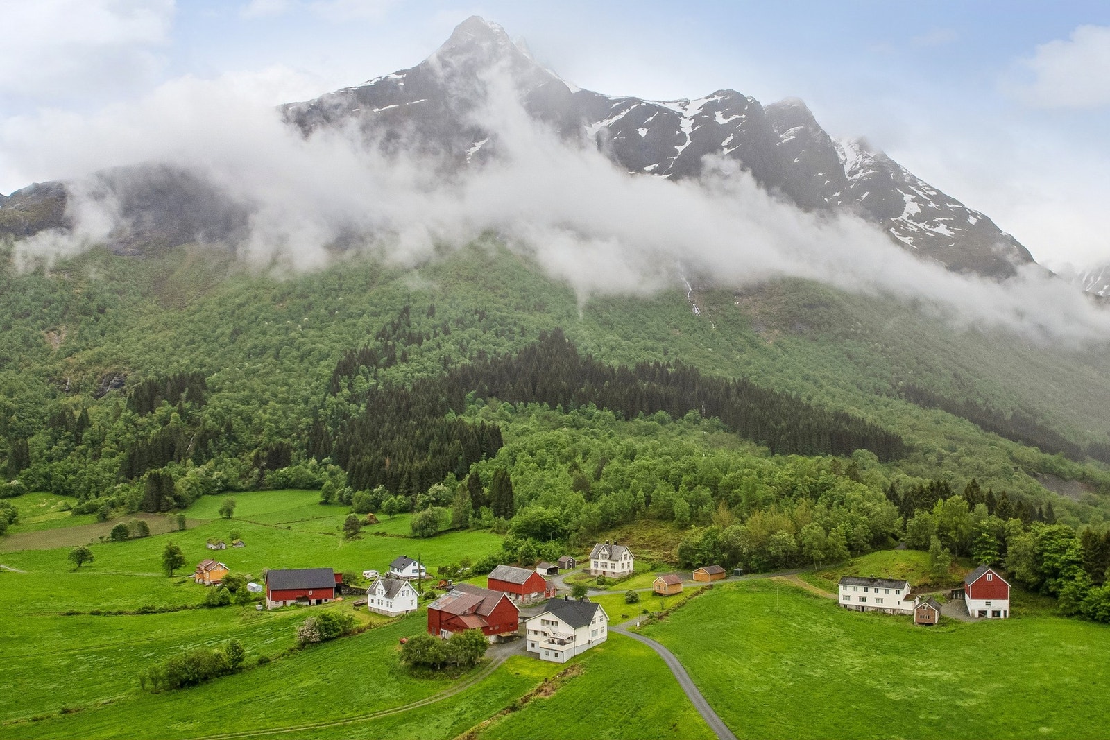 Spredt landlig område på Bjørke, ca. 600m opp fra sjøen og kirka på Bjørke. Galleribilde