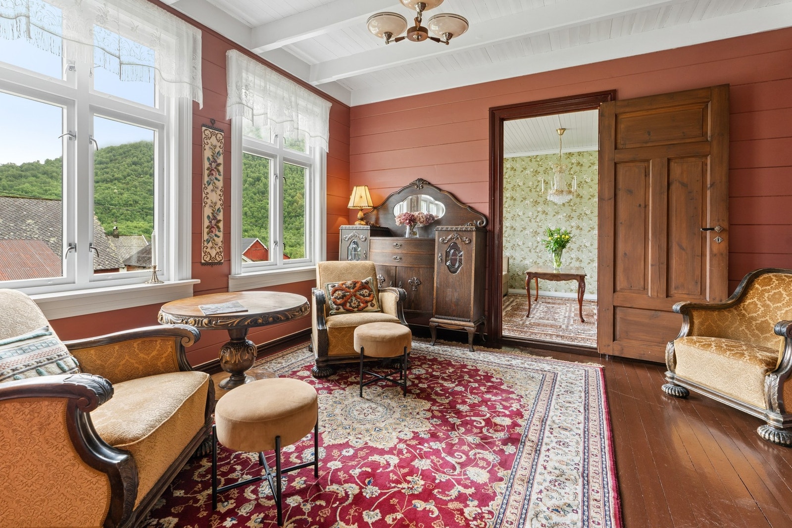Store vindusflater slipper inn godt med naturlig lys. Galleribilde