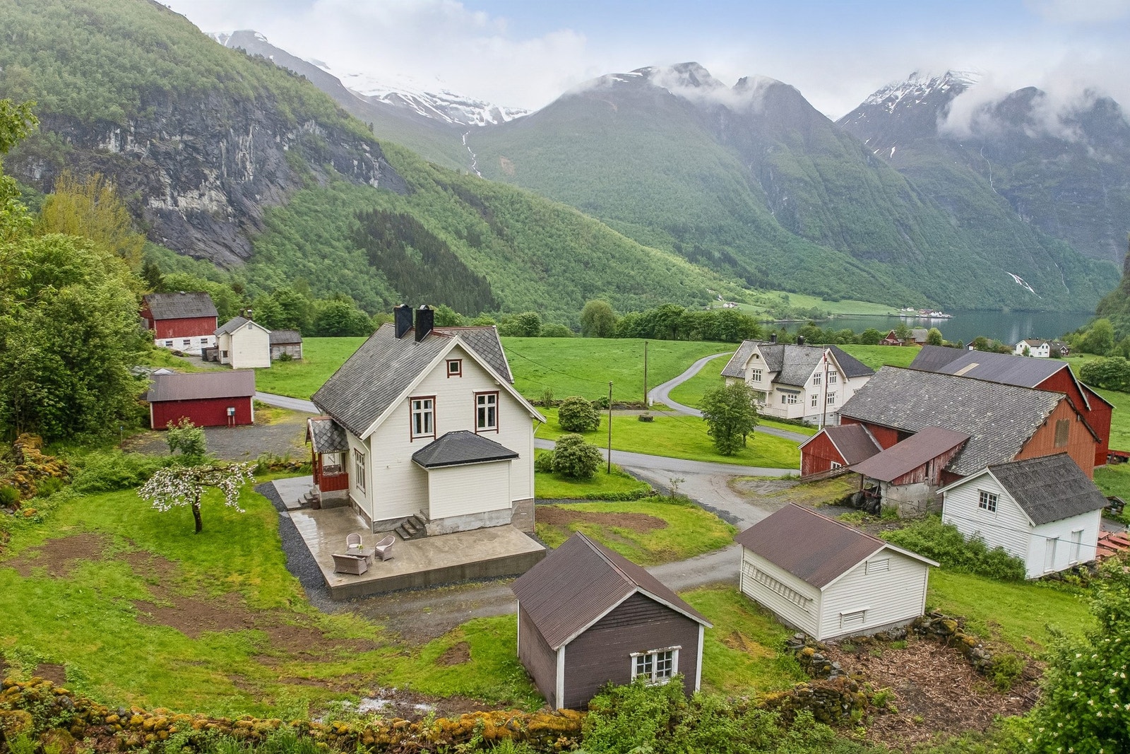 På eiendommen finner du også garasje, stabbur og låve. Galleribilde