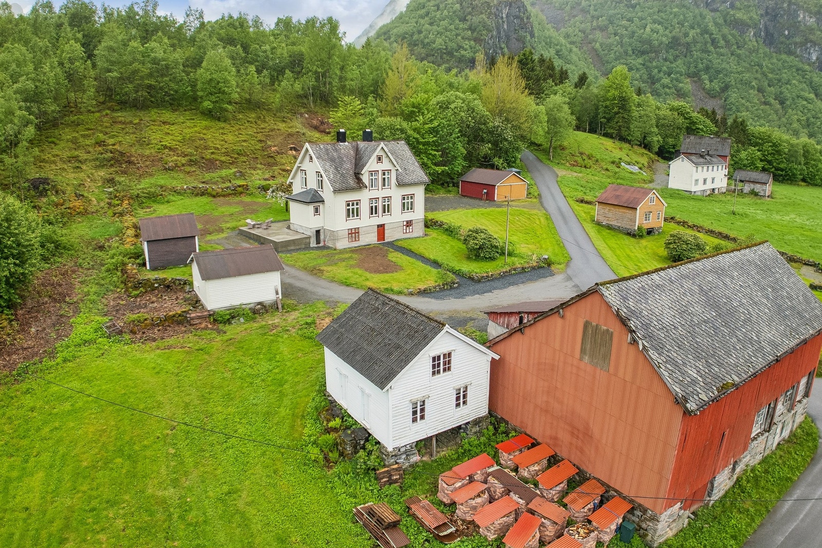 På eiendommen finner du også garasje, stabbur og låve. Galleribilde