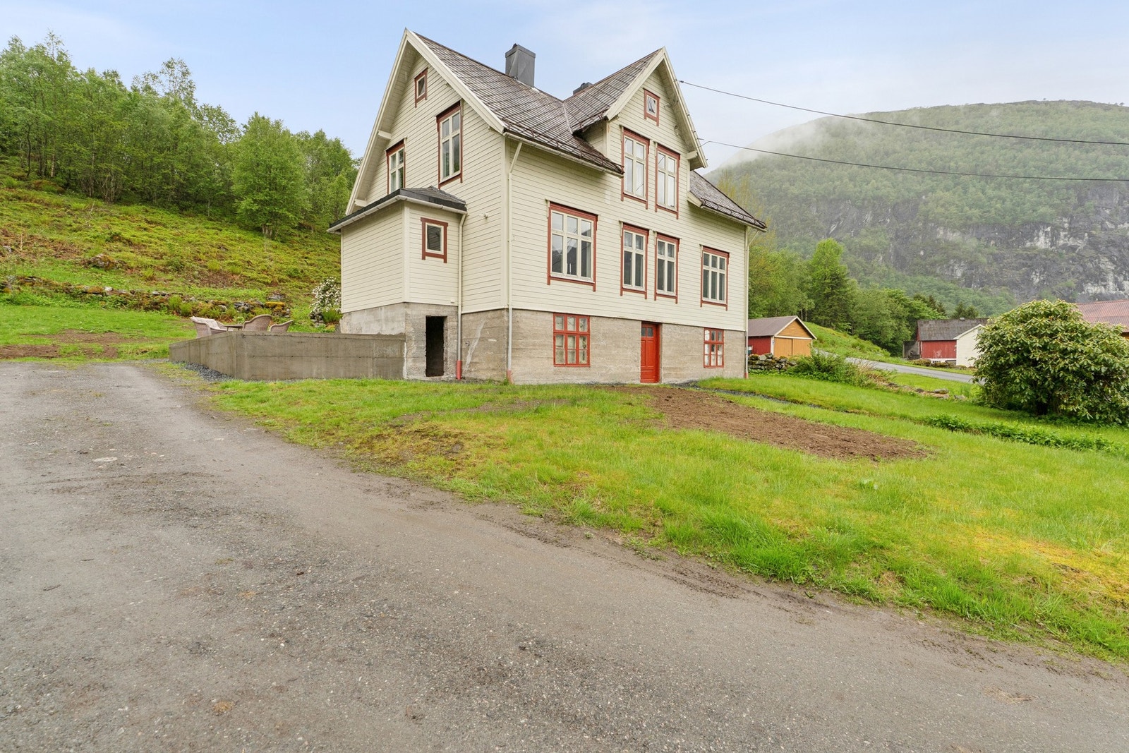 Eneboligen ble oppført i 1931 og går over tre etasjeplan med loft. Galleribilde