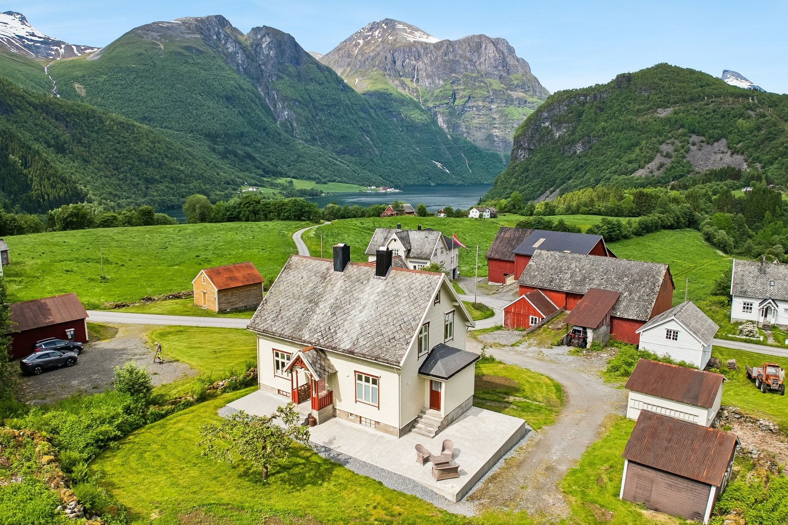 Eiendommen ligger ca. 600m fra sjøen. Galleribilde
