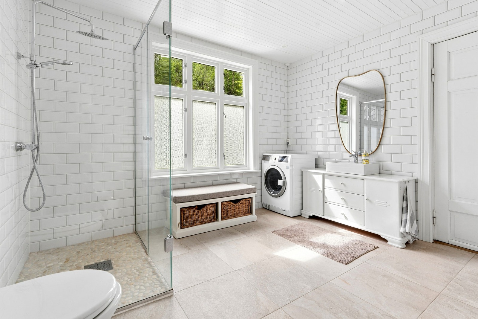 Badet er innredet med servant og skap bygget av gjenbrukte møbler fra Åslid Møbelfabrikk. Galleribilde