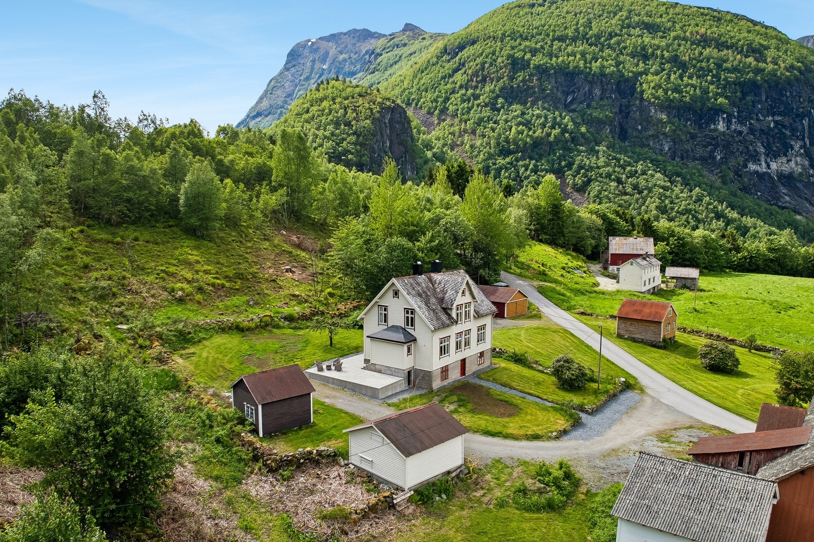 Eneboligen ble oppført i 1931 og går over tre plan + loft. På eiendommen finner du også garasje, stabbur og låve. Galleribilde