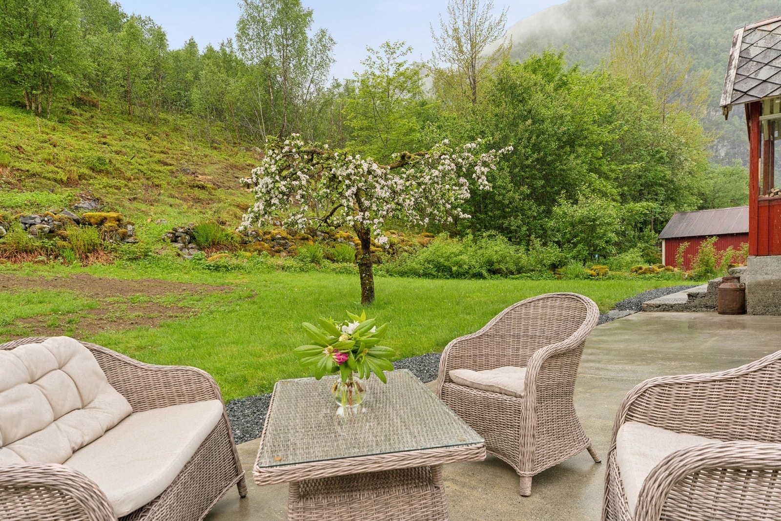 Hage med plen og beplantning. Galleribilde