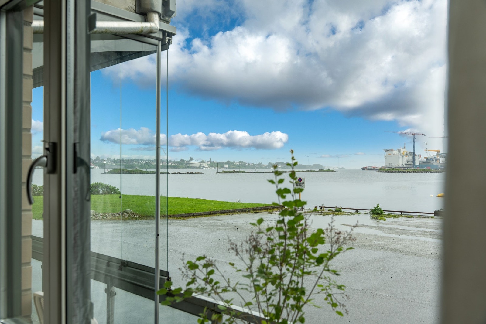 Kort vei til egen brygge og masse båtliv i Karmsundet. Galleribilde
