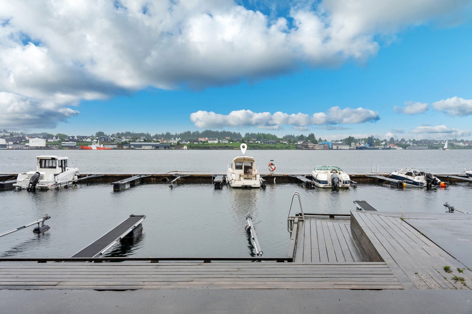 Båtplassen er den i midten. Galleribilde