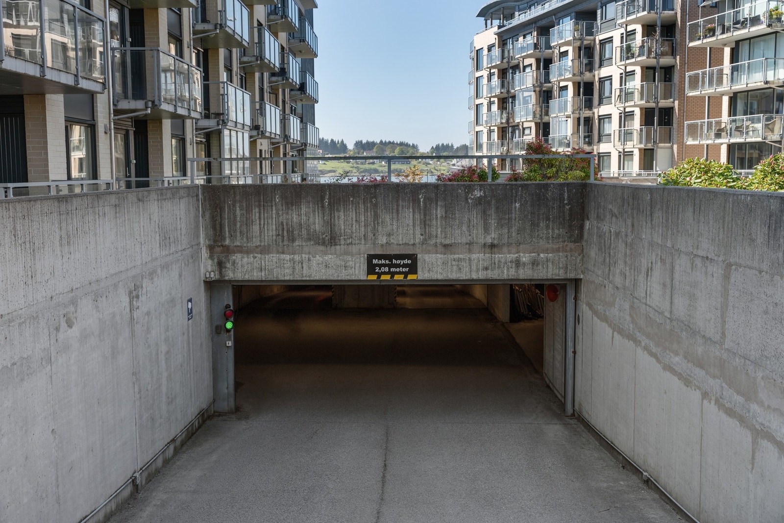 Innkjøring til undergrunns garasje Galleribilde