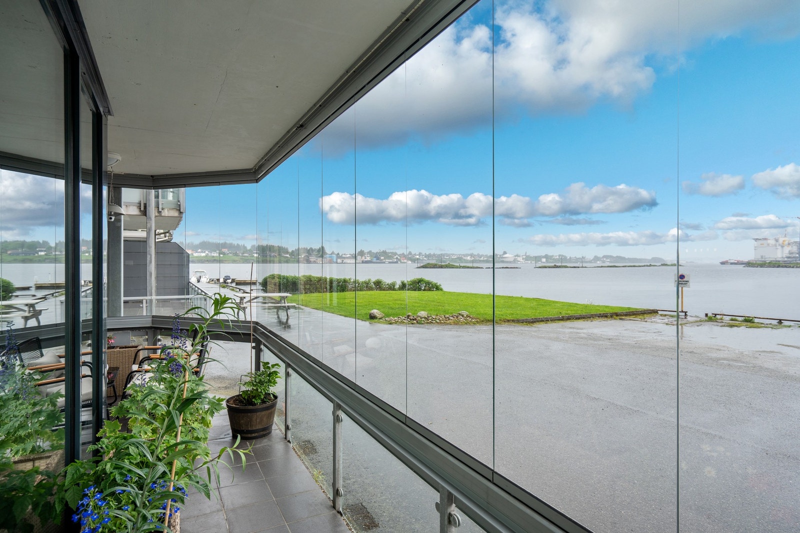 Idyllisk beliggende på bryggekanten med mye ettermiddags- og kveldssol. Galleribilde