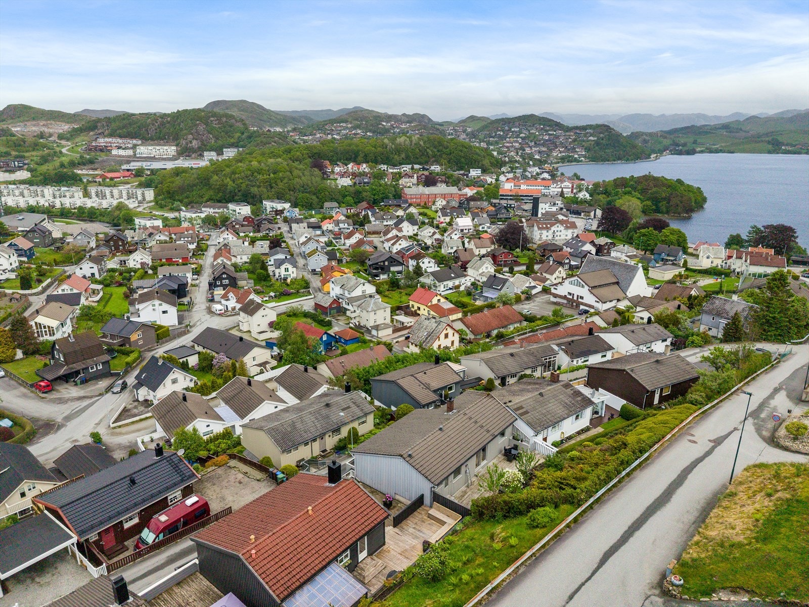 Fra Solkjen er det gangavstand til sentrum med servicetilbud som Norwegian Outlet og Alti kjøpesenter. Galleribilde