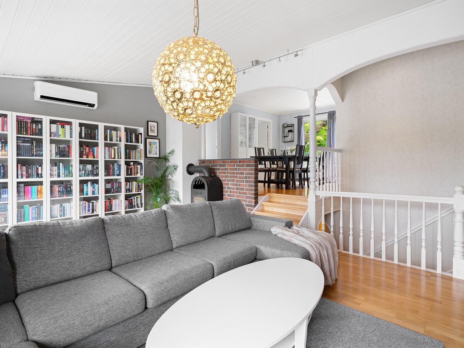 En vedovn gir både varme og en hyggelig atmosfære i stuen. Galleribilde