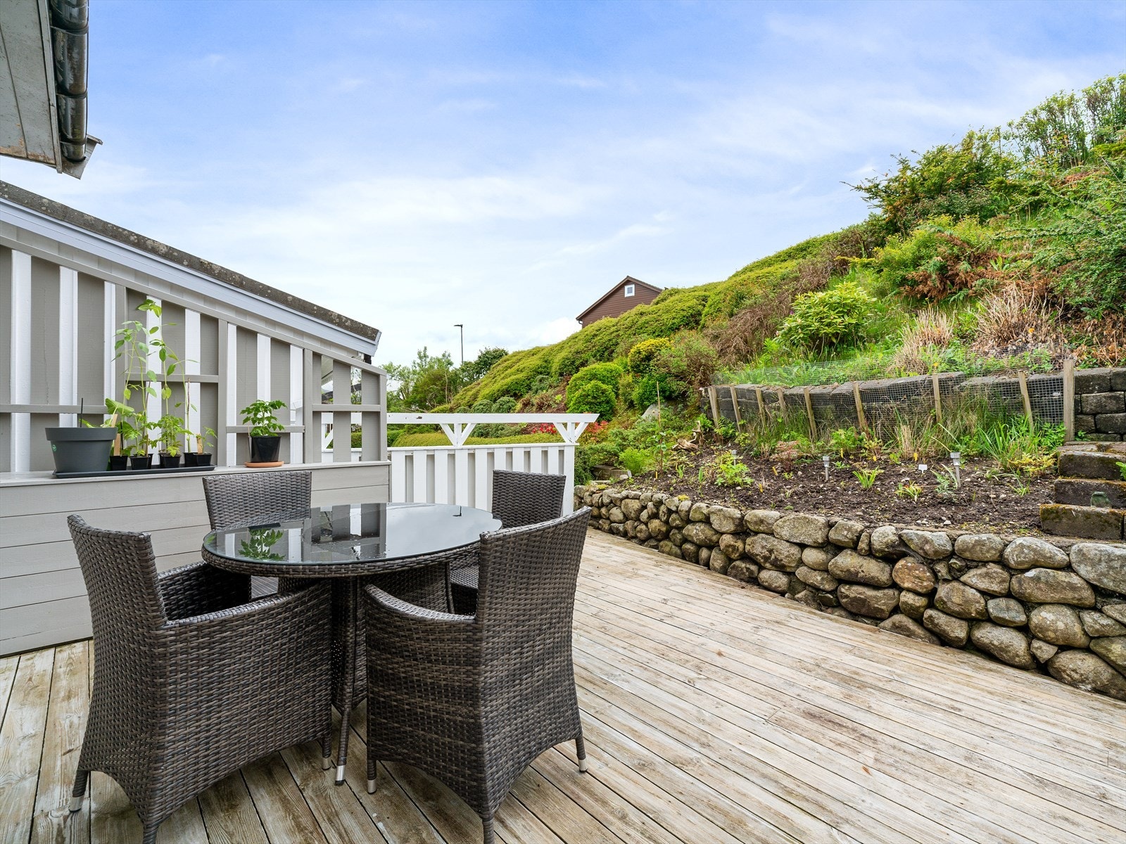 Eneboligen har en stor og skjermet terrasse med opparbeidede bed, ideell for lange sommerdager. Galleribilde