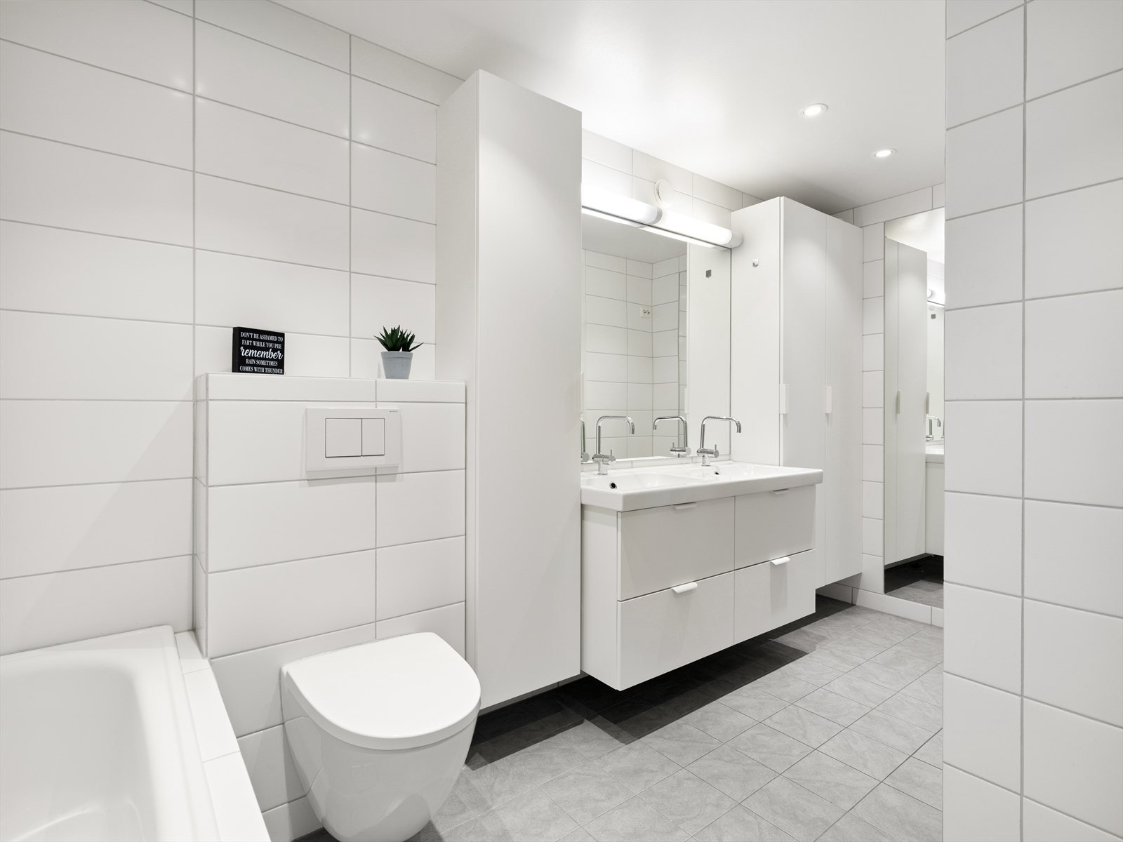 Badet i underetasjen ble oppgradert i 2014 og er helfliset. Galleribilde