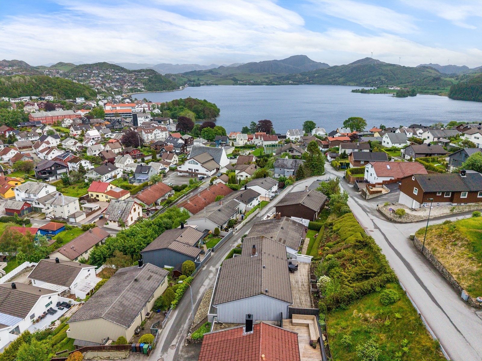 Nærhet til flotte turområder og badeplasser som "Perlå" og Øygardsvatnet. Galleribilde