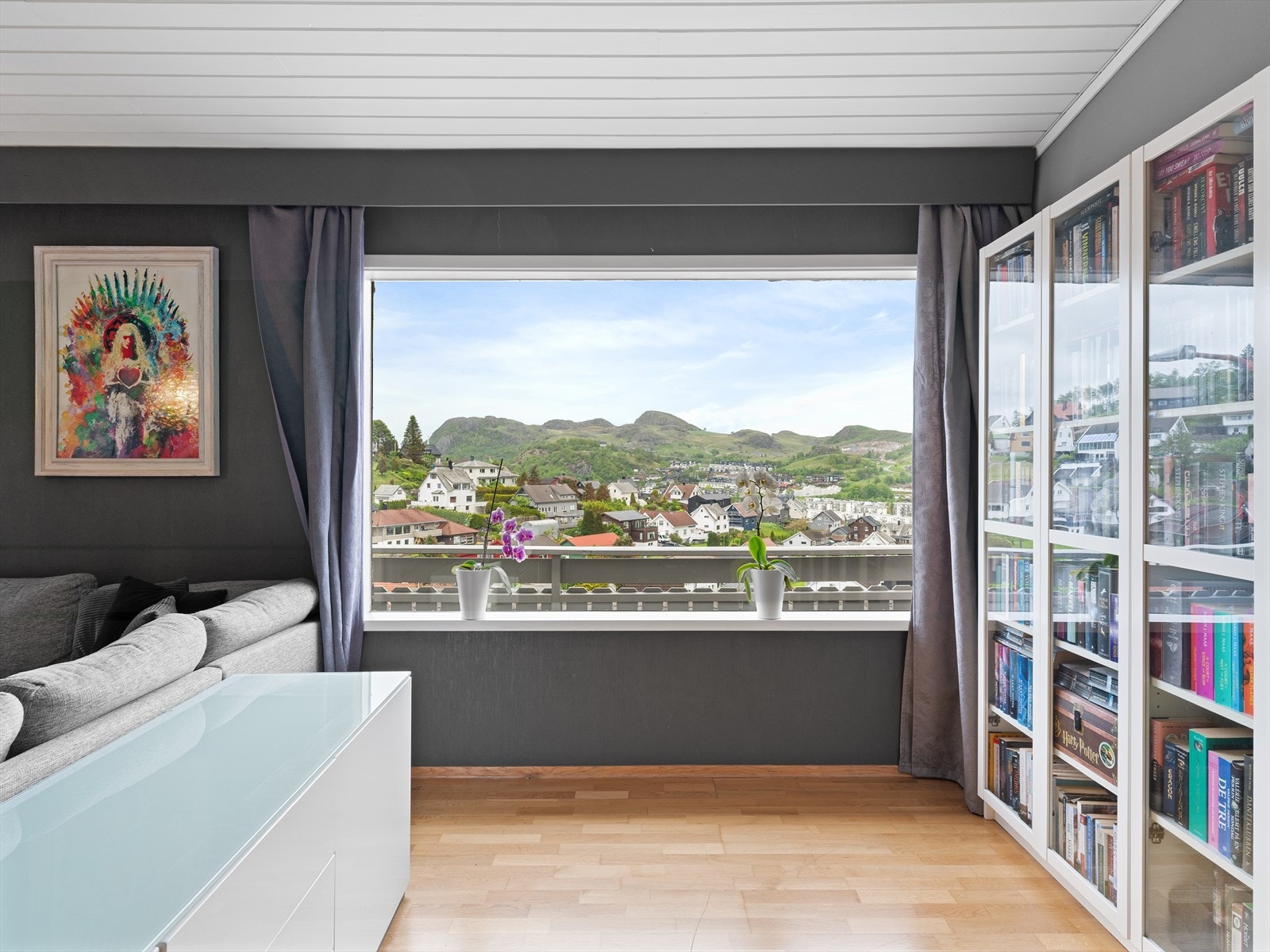 Store vindusflater gir godt med lys og rammer inn utsikten over Ålgård. Galleribilde