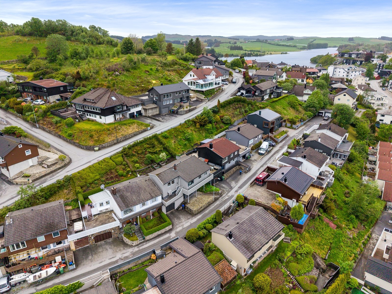 Eiendommen ligger i en blindgate med lite trafikk, sentralt på Ålgård. Galleribilde