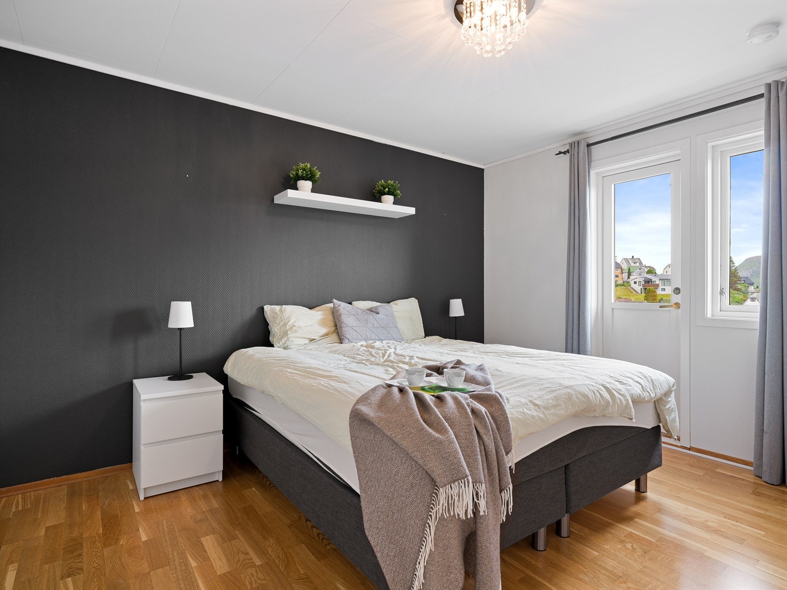 Hovedsoverom med plass til dobbeltseng og utgang til balkong. Galleribilde