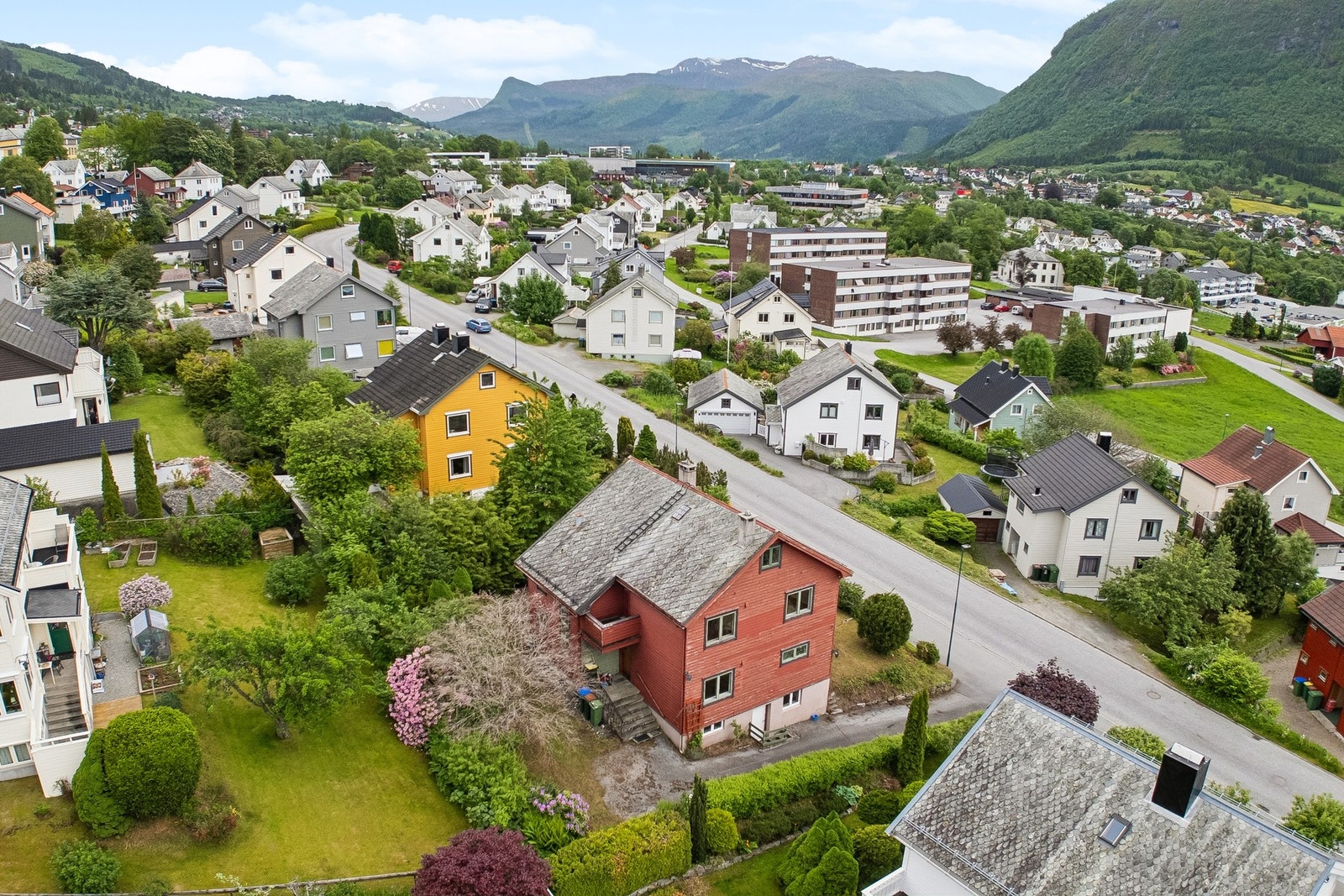 - Boligen går over tre plan og inneholder en innholdsrik planløsning - Galleribilde