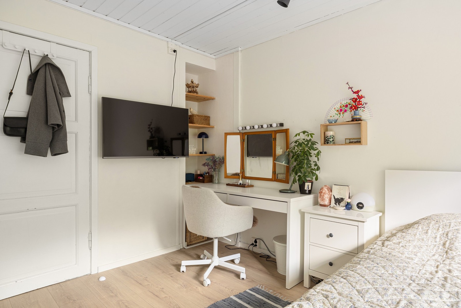 Her er det god plass til dobbeltseng og skrivepult. Galleribilde