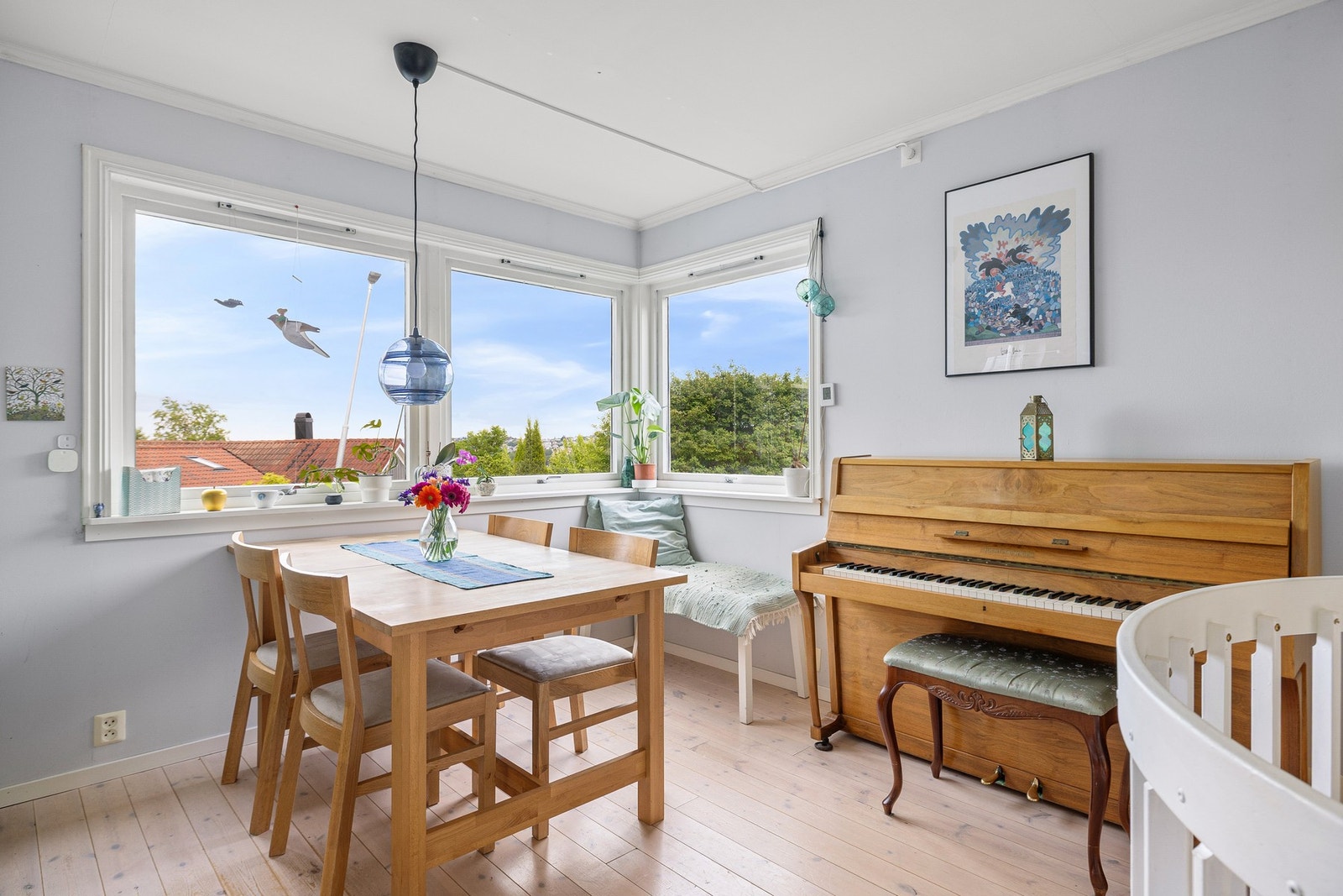 Spisestuen har store vindusflater som gir rikelig med naturlig lysinnslipp. Galleribilde