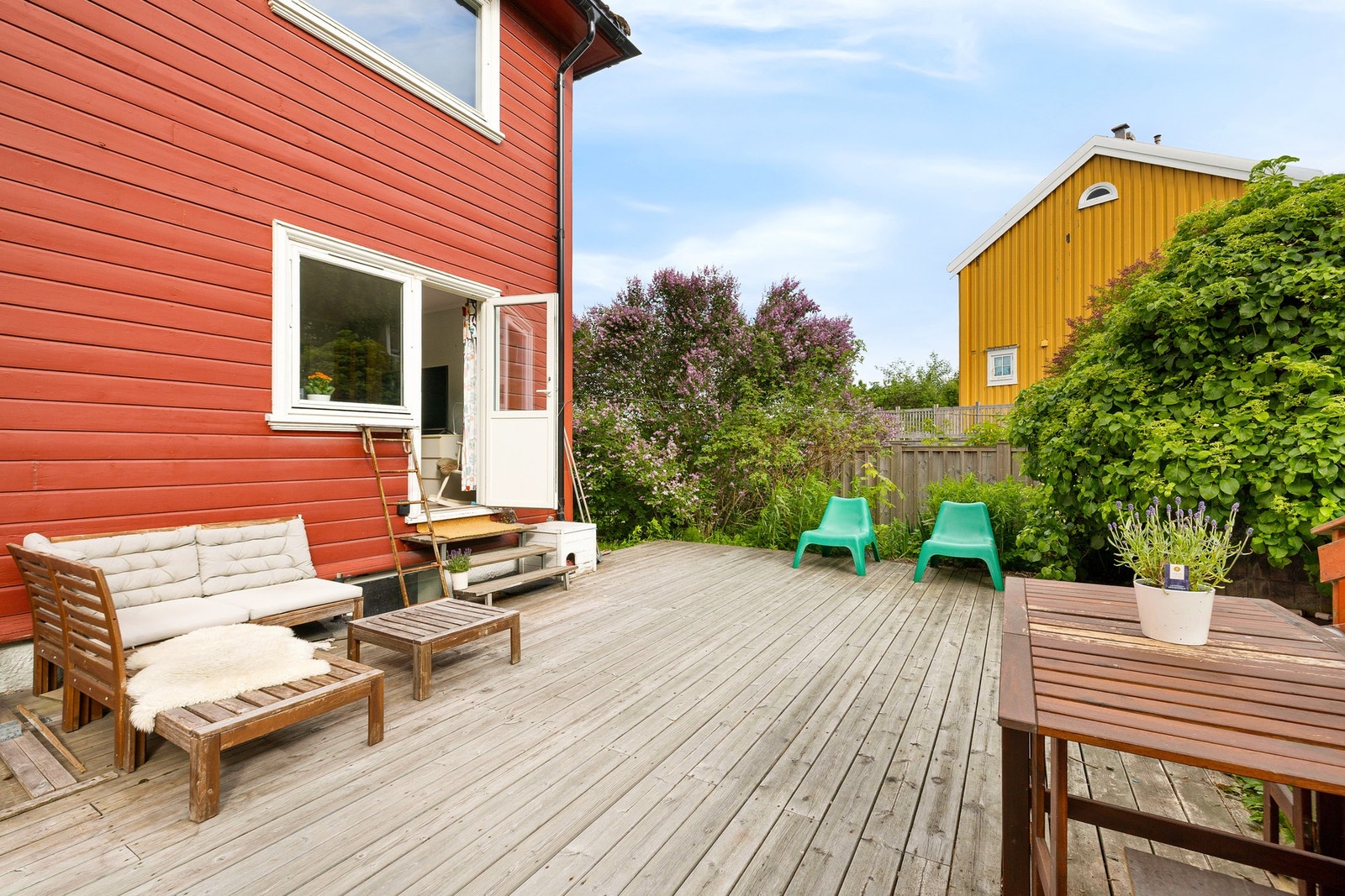 Terrassen er på hele 58 kvm med gode møbleringsmulighet. Ypperlig uteområde for å nyte varme sommerdager. Galleribilde