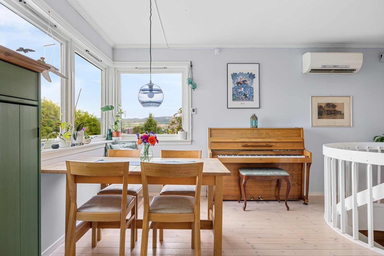På spisestuen er det montert luft-til-luft varmepumpe. Galleribilde