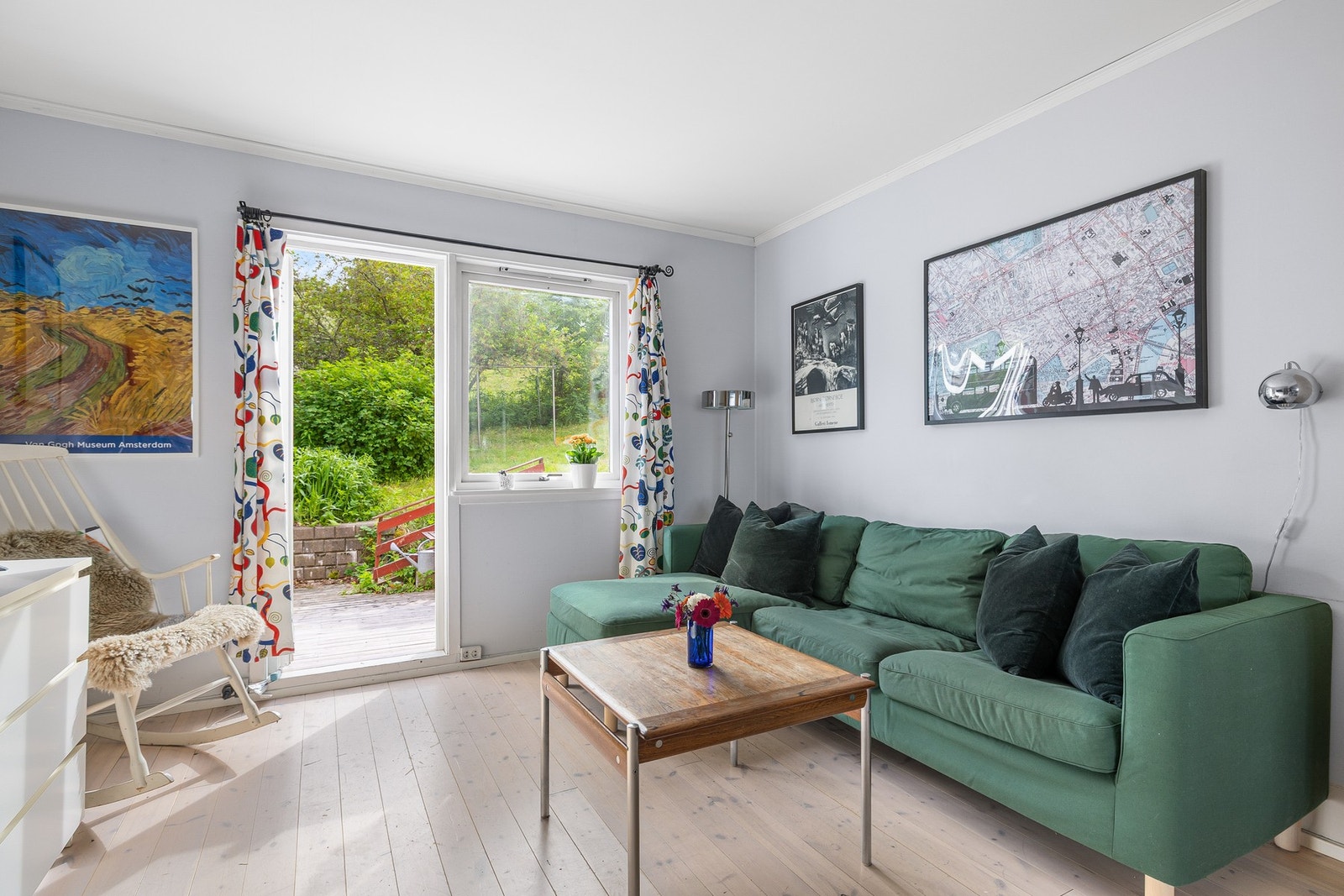 På stuen er det god plass til en hyggelig sofakrok. Galleribilde