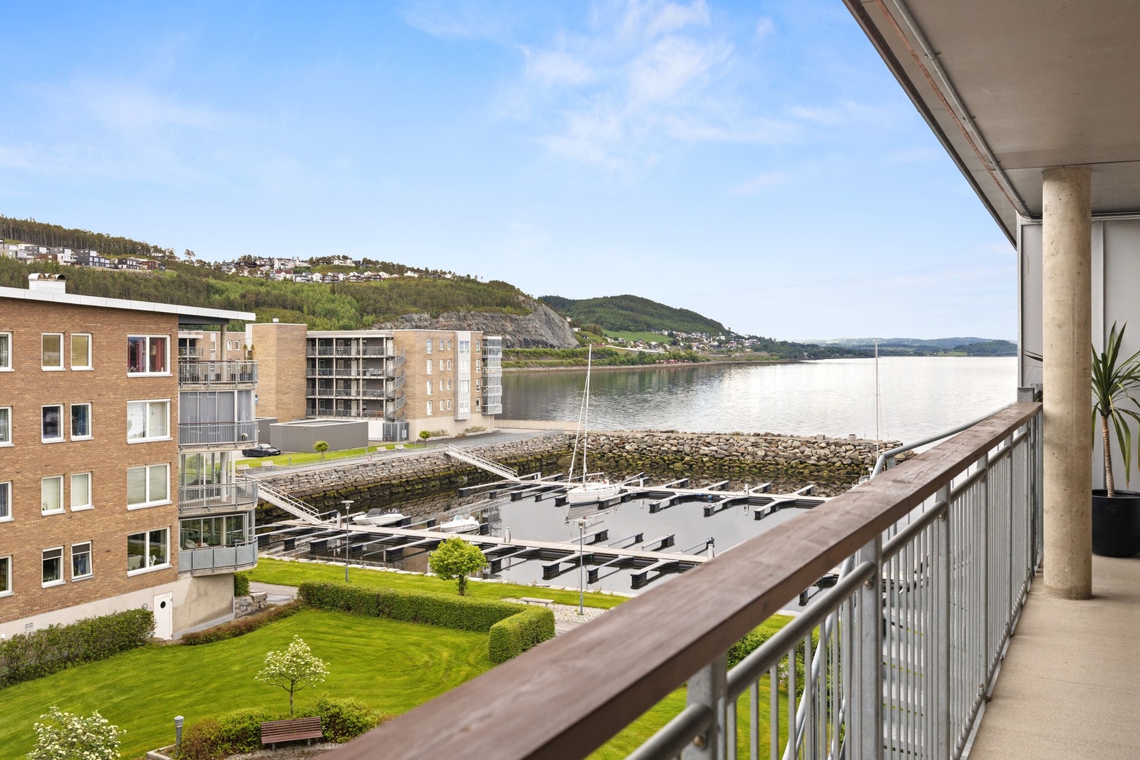Fra inngangspartiet har man utsikt over sjøen og pent opparbeidet fellesareal. Galleribilde
