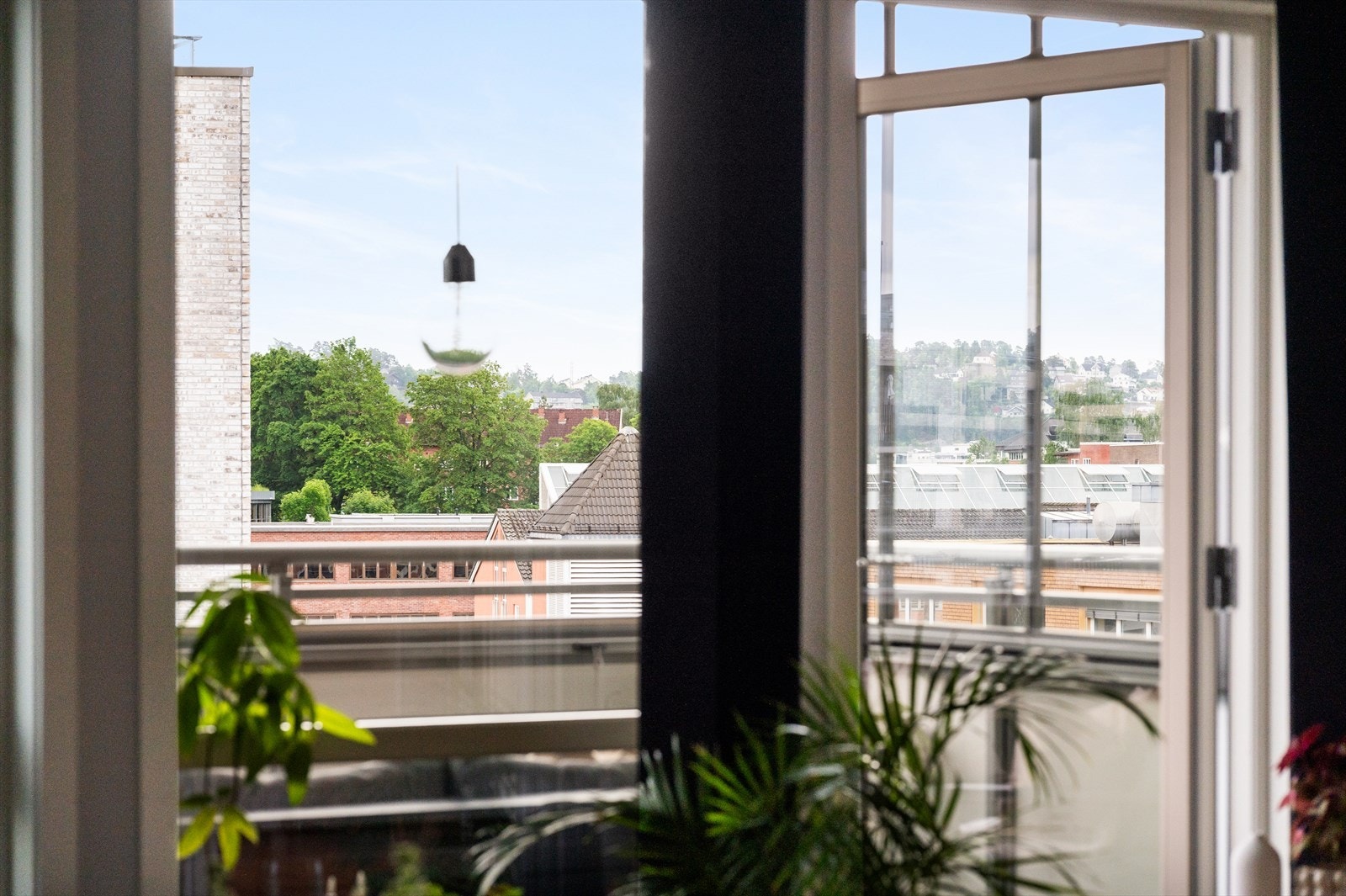Koselig utsikt fra de store vinduene. Galleribilde