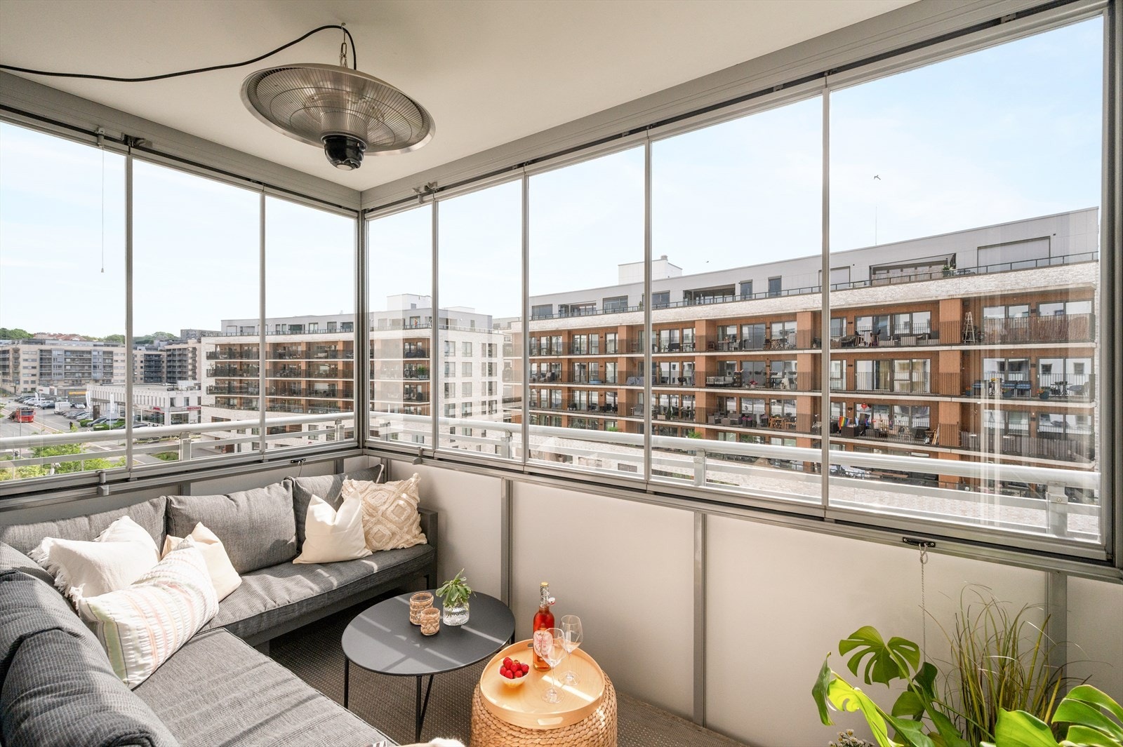 Sydøstvendt innglasset balkong på ca. 7 m² som fungerer som en flott forlengelse av boligen i sommerhalvåret. Galleribilde