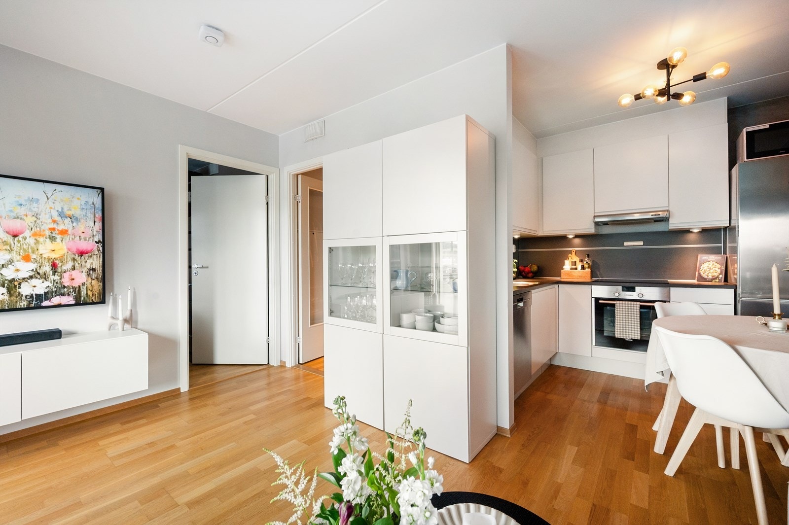 Adkomst til boligens soverom via stuen. Galleribilde