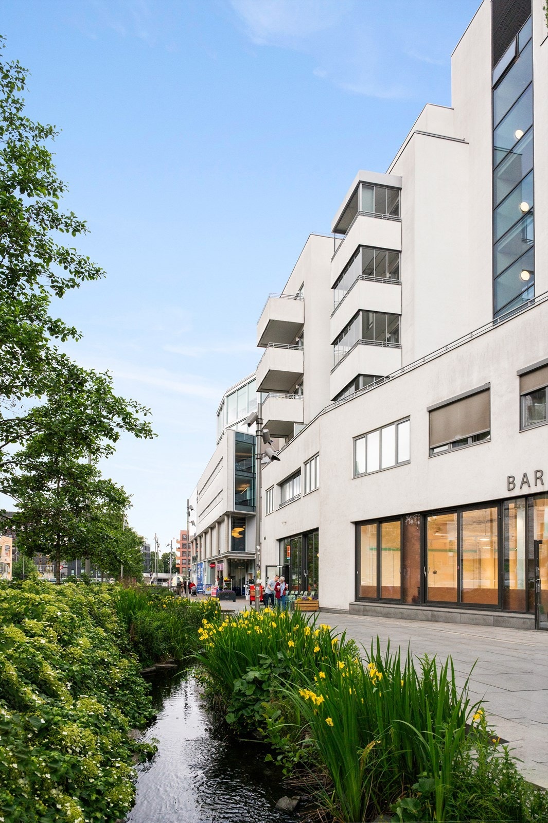 Rett ved leiligheten finner man en rekke butikker. Galleribilde
