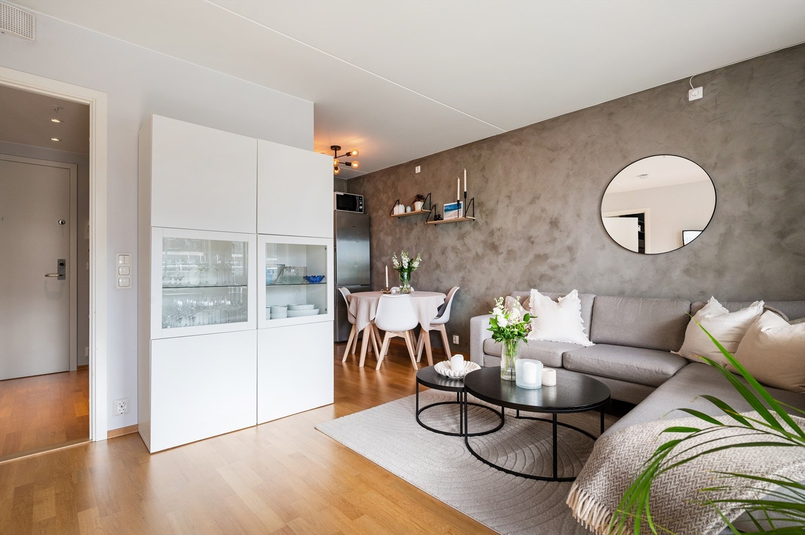 Kjøkkenet ligger i åpen løsning mot stuen, noe som skaper en sosial og moderne planløsning. Galleribilde