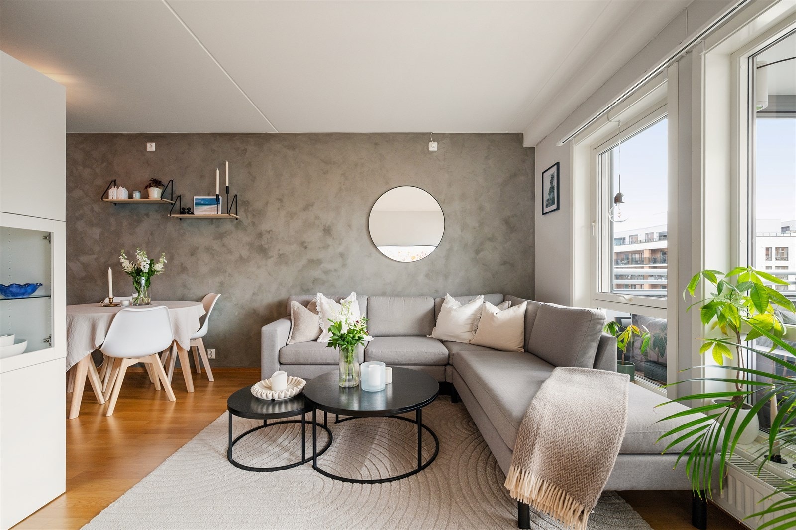 Lys og innbydende stue med god plass til både sofagruppe. Galleribilde