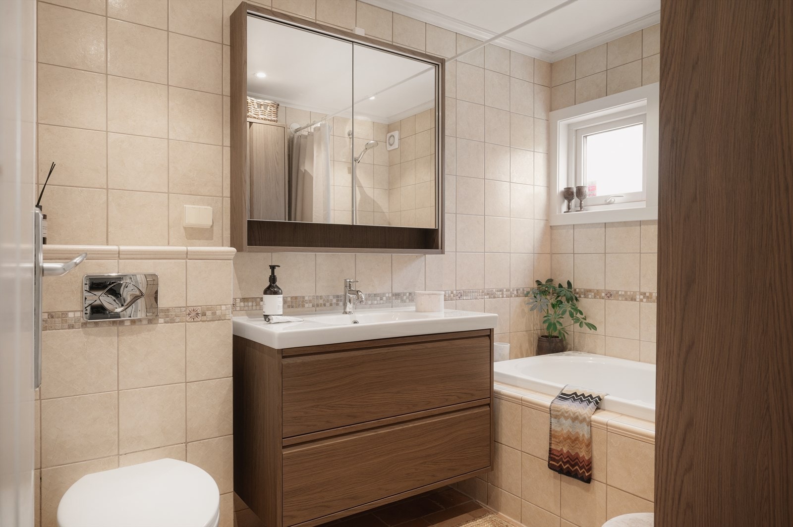 - Helfliset baderom som måler 5,4 m² - Galleribilde