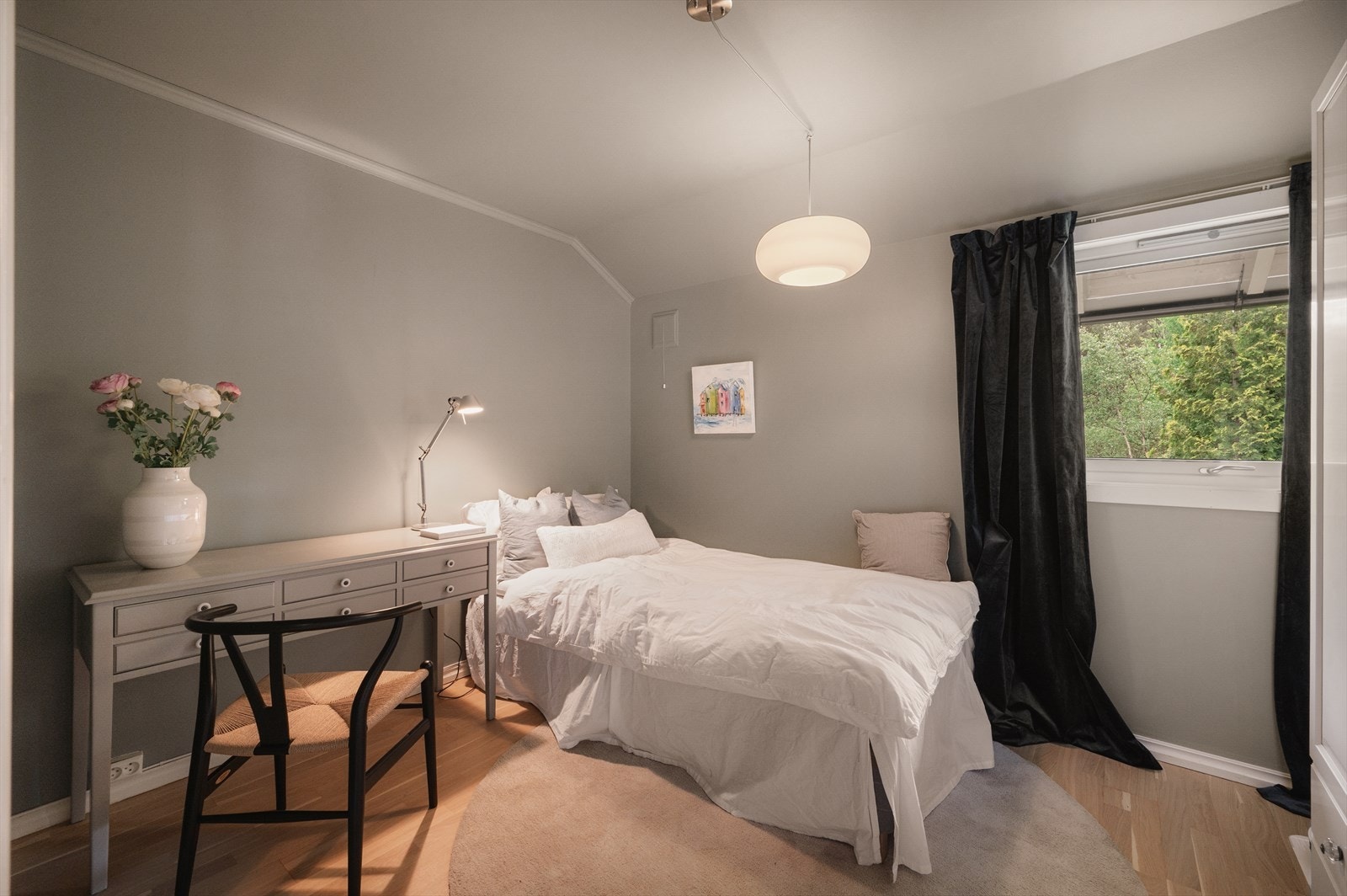 - Soverommet i hovedetasjen måler 9,7 m² - Galleribilde