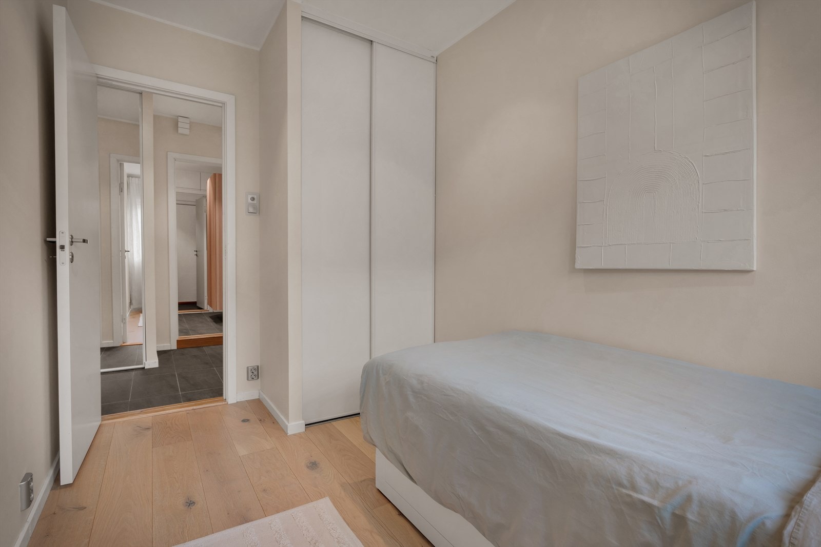 Soverommet er utstyrt med garderobeskap med skyvedører. Galleribilde