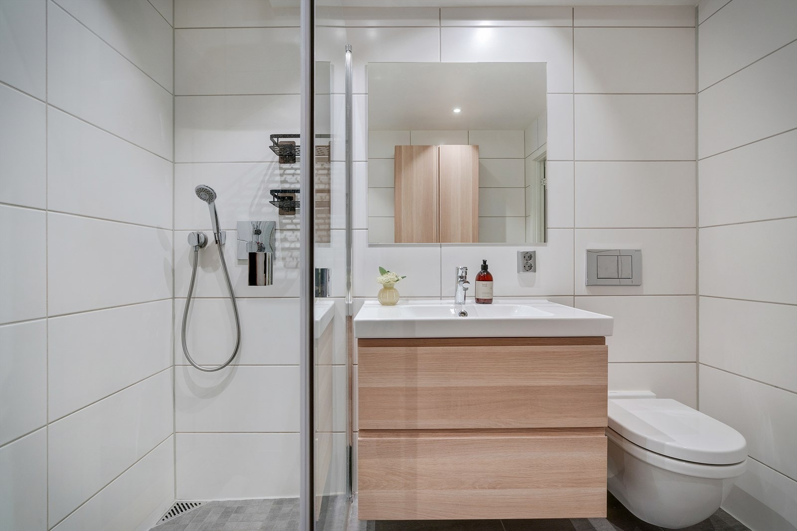 Moderne og tidløse materialvalg på badet. Galleribilde