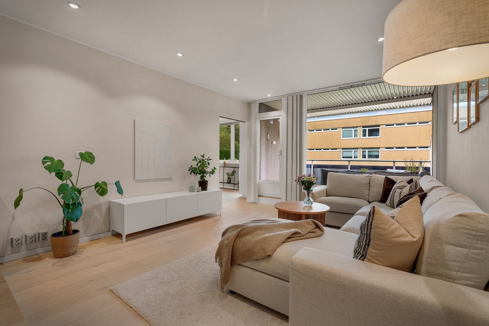 Stuen har en lys og gjennomgående planløsning med store vindusflater og utgang til balkongen. Galleribilde