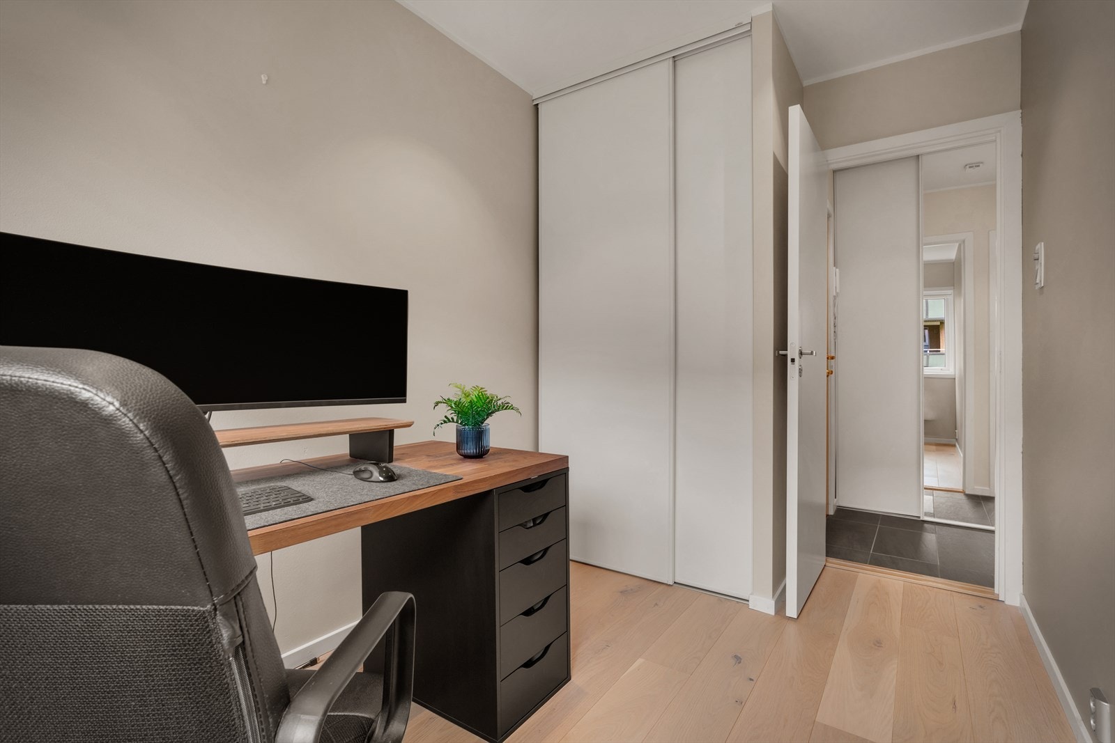 Også dette rommet har plass til en praktisk garderobeløsning. Galleribilde